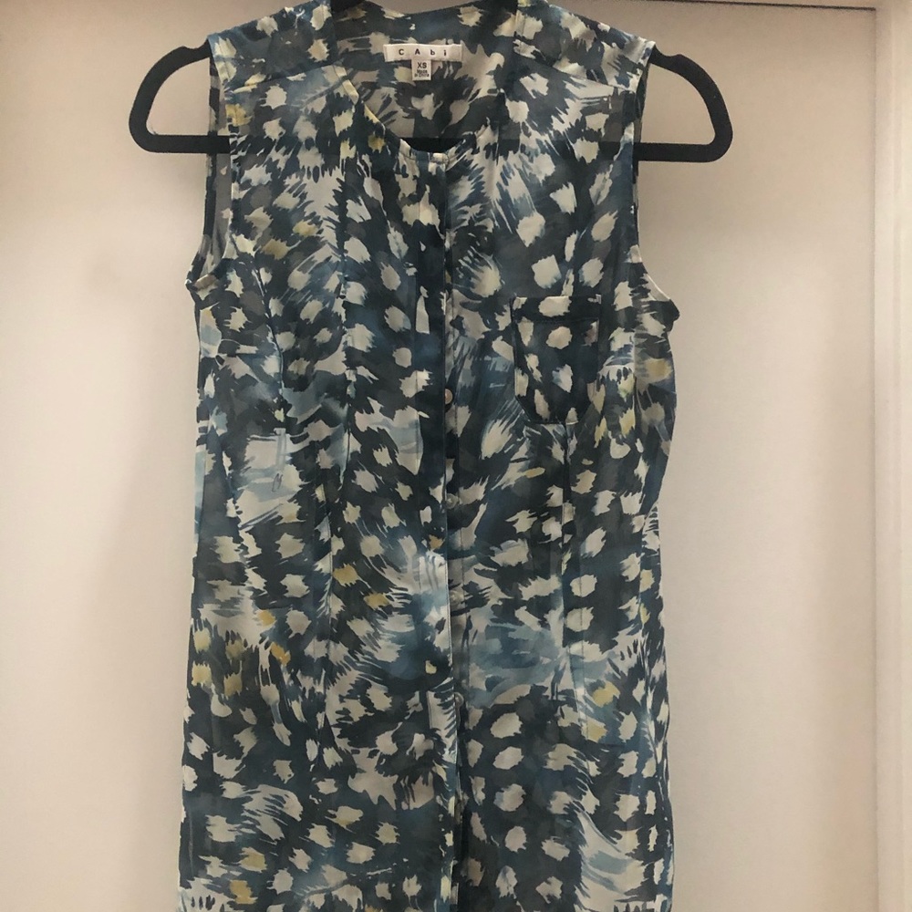 Blue print sleeveless CAbi Blouse